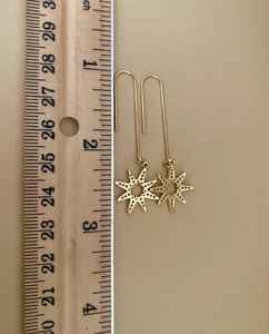 Pendientes chapados en oro de latón de diseñador, pendientes de estrella de circonita cúbica dorada, hermosos pendientes estampados de estrella para fiesta de boda, Hldi , Mehendi - Product Image 3