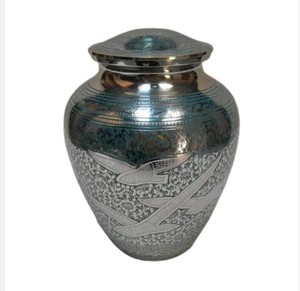 Urna plateada Premium con tapa roscada Cierre seguro Diseño hecho a mano Ideal para cenizas de adultos que pesan hasta 200 libras - Product Image 1