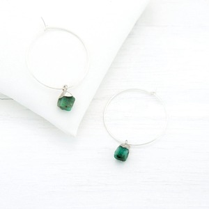 Pendientes de Aro Colgantes con Esmeralda en Forma de Pepita, Pequeños y Delicados, de Plata de Ley 925, Genuinos, Corte Petite, Piedra de Nacimiento de Mayo, Petite Delight - Product Image 3