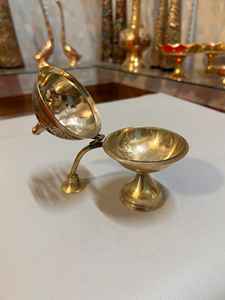 Brûleur d'encens rond en métal coulé couleur or fini à la main parfait pour les meilleurs accessoires de table élégants Base circulaire - Product Image 3