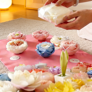 Velas Aromáticas con Flores, Diseño de Lujo en Marrón, con Aroma a Jazmín, Forma de Peonía, Logotipo Azul, Decoración con Formas de Coronas Azules - Product Image 4