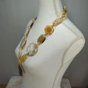 Elegante collar de cuerno de búfalo natural romántico diseño de flores talladas a mano con perlas de HF CRAFTS para bodas ocasiones de amantes - Product Image 2