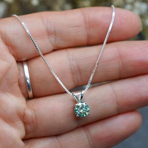 Collier pendentif solitaire en moissanite bleu-vert 1 carat rond en argent sterling 925, bijou élégant pour femme, cadeau - Product Image 6