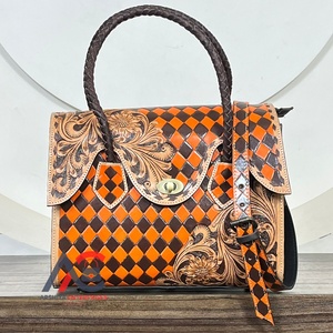 Sac fourre-tout en cuir de vachette véritable fait main avec motif à carreaux, poignée tressée et bandoulière amovible – Nouvelle collection en gros - Product Image 1