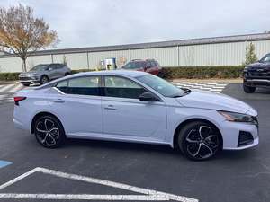 Nissan Altima 2.5 SR AWD Plus 2025 d'occasion en excellent état, sans accident, conduite à gauche/droite - Product Image 3