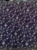 Tissu de soie brodé à la main de luxe avec motifs floraux et perles parfait pour les robes de couture et les vêtements de mariage