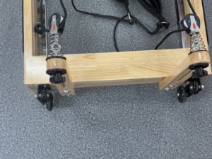 Máquina de Pilates Reformer Plegable Comercial de Alta Gama con Sistema de Resortes Ajustables de Grado Comercial y Alta Resistencia - Product Image 4