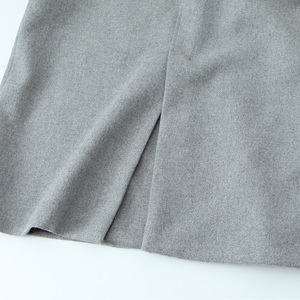 Gabardina larga de moda de color gris manga larga diseño vintage para mujer con cinturón - Product Image 5