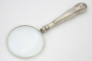 Loupe de table vintage de style rococo victorien, plaquée argent sterling, accessoire de lecture, objet de collection - Product Image 2