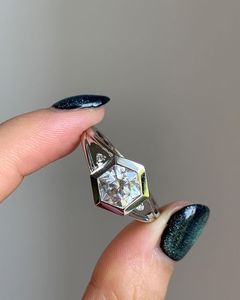 Anillo de Compromiso Clásico con Bisel Hexagonal, Oro Blanco de 14k, Banda Dividida, Regalos de Aniversario de Bodas para Mujer, E/VS - Product Image 1