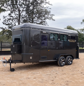 Remorque de transport robuste pour 2 chevaux, chargement en angle, en aluminium, avec rampe de sécurité et ventilation, idéale pour le transport en ferme ou ranch - Product Image 1