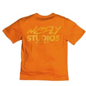 T-shirt graphique orange pour hommes et femmes, imprimé texte Bold Studio, coton orange, streetwear créatif - Product Image 2