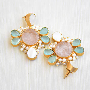 Boucles d'oreilles pendantes en laiton de qualité supérieure, plaquées or 18 carats, avec quartz rose et perle d'eau douce, style classique et mignon, finition polie, tendance et élégantes - Product Image 2