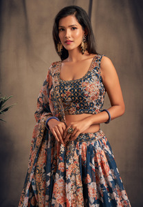 Ensemble de fil imprimé et de broderie exquis Lehenga Choli pour les fêtes de mariage et les cérémonies culturelles d'Inde - Product Image 2