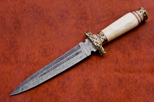 Cuchillo de caza de acero de Damasco personalizable OEM, hecho a mano, hueso de camello y mango de latón, Funda de cuero con patrón trenzado para EDC - Product Image 5