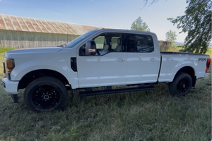 LISTO PARA CONDUCIR - USADO, VOLANTE A LA IZQUIERDA |   Ford F-250 Super Duty Lariat FX4 Crew Cab 4x4 2022 con 6,000 millas de kilometraje - Product Image 2