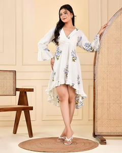 Vestido Alto y Bajo moderno con mangas de campana en seda de crepé floral blanco para días y noches de verano ventosos - Product Image 6