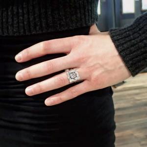 Anillo de compromiso Art Deco con filigrana y diamantes, elaborado en un estilo floral vintage con un diamante de laboratorio de corte cojín, engastado en bisel. - Product Image 2