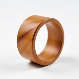 Bague en bois d'acacia de qualité supérieure pour hommes bijoux écologiques légers magnifiquement polis pour mariages fiançailles et cadeaux - Product Image 5