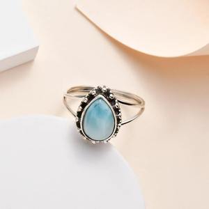 Bague en forme de larme artisanale à la demande Bijoux en pierre bleue délicate pour une déclaration unique Semble disponible au meilleur prix - Product Image 1