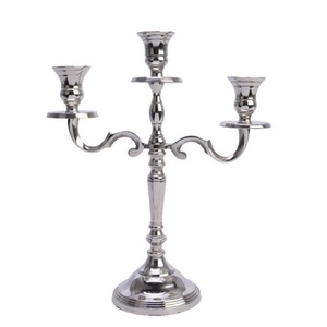 Candelabro de Metal Dorado Antiguo de Cinco Brazos para Decoración Navideña, Eventos, Fiestas y Festivales - Product Image 6