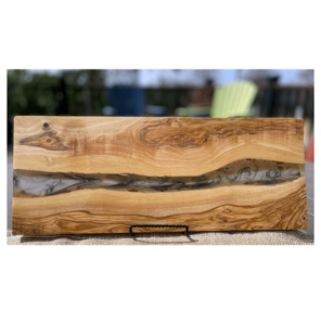 Tabla de cortar de madera natural con diseño de resina verde, tabla de cortar premium hecha a mano, superficie elegante para preparar y servir en la cocina - Product Image 5