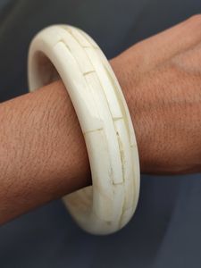 Bracelet en os écologique fait main style punk moderne, bijoux en quartz poli pour femmes et hommes, idéal pour les fêtes - Product Image 5