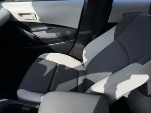 Corolla LE FWD 2024 Súper Limpio con Asientos de Cuero, Pantalla Táctil, Faros LED, Techo Solar, 10 Meses, 25001-50000 Millas - Product Image 3