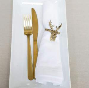 Anneau de serviette en métal artisanal classique représentant un renne, offrant une beauté intemporelle pour les occasions de repas en famille - Product Image 1