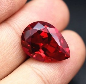 พลอยทับทิมที่ปลูกในห้องทดลองคุณภาพสูงได้รับการรับรอง Gia สีชมพูรูปทรงลูกแพร์ตัดสำหรับการรักษาและทำเครื่องประดับ - Product Image 3