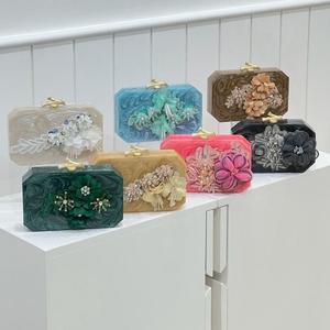 Embrague de resina de mano acrílica para Mujer de Nueva moda con patrón floral para ocasiones especiales disponible a un precio - Product Image 4