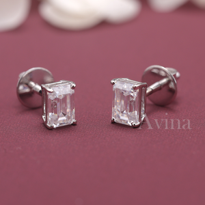 Boucles d'oreilles solitaires en or 18 carats avec diamant de laboratoire certifié IGI taille émeraude - Product Image 1