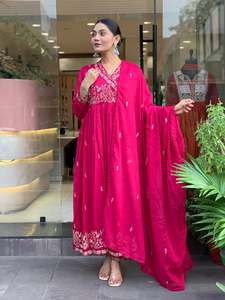 Robe Anarkali rose en viscose brodée Vêtements ethniques indiens évasés longs pour femmes avec manches longues Dupatta pour les mariages Festivals - Product Image 3