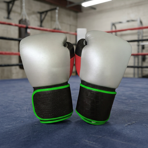 Gants de boxe professionnels en cuir blancs et noirs avec bordure verte, sangle de poignet réglable pour adultes, fermeture auto-agrippante - Product Image 3