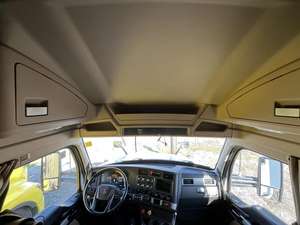 Camion benne d'occasion KENWORTH T680 2017, cabine couchette conventionnelle, moteur diesel 10 cylindres, caméra arrière 360°, écran tactile, automatique, 6x4 - Product Image 4
