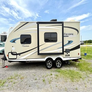 Clean Coac-hman Pastiche Mini Travel Trailer Capacité de couchage pour 4 personnes de qualité supérieure en stock maintenant avec - Product Image 1