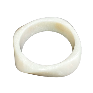Sofisticato Bracciale in Resina Effetto Marmo Bianco Nuvola con Forma Scultorea Asimmetrica – Gioielli Minimalisti Contemporanei per Donne - Product Image 5