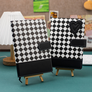 Taccuino Personalizzato in Pelle PU <span class=keywords><strong>a</strong></span> Scacchi Bianco e Nero con Decorazione <span class=keywords><strong>a</strong></span> Cuore e Chiusura Magnetica, Agenda per Studenti e Ufficio - Product Image 2