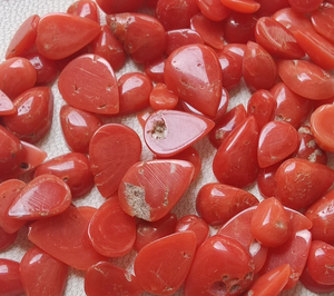 Piedra preciosa suelta de cabujón de pera de coral rojo natural, lote de forma de pera pulida suave listo para joyería - Product Image 5