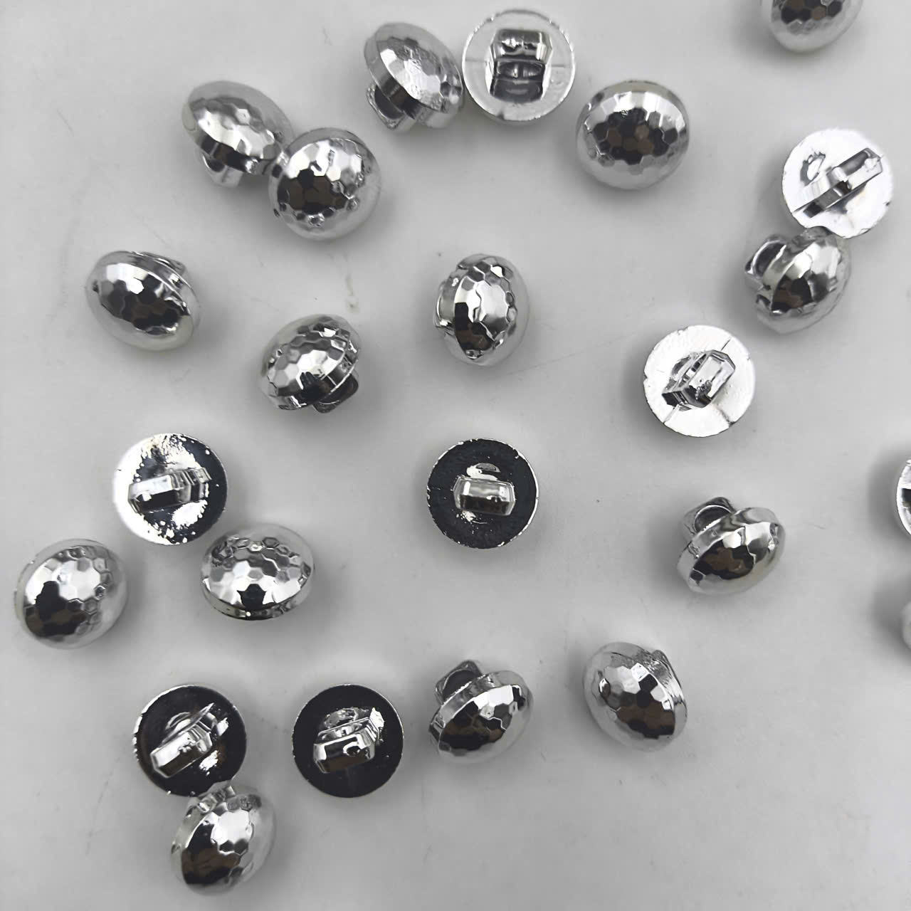 สีเงินอ่อน