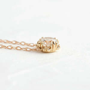 Élégant pendentif en moissanite incolore en solitaire à coupe ronde pour les collections de bijoux et les breloques - Product Image 5