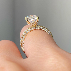 Anillo de compromiso con diamante cultivado en laboratorio de corte radiante de 3.50 quilates, banda pavé de oro de 14K, certificado IGI. - Product Image 4