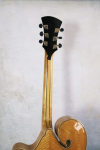 Guitarra Jazz Archtop Hecha a Mano <span class=keywords><strong>de</strong></span> 18 Pulgadas, Cuerpo Hueco Artesanal, Arce Flameado, Diapasón <span class=keywords><strong>de</strong></span> Ébano Personalizable, Fabricada con Abeto - Product Image 6