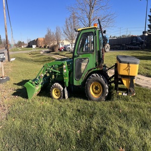 Tracteur John Deeree 2025R conçu pour les petites fermes modernes avec un moteur efficace et un entretien facile - Product Image 4