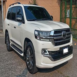 Toyotaa Land Cruiserr 4WD SUV idéal pour les routes de montagne dans le désert ou les voyages de luxe de tous les jours Toyotaa Land Cruiserr - Product Image 4