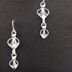 Pendientes de plata oxidada de diseñador para mujer, joyería de estilo indio del Norte elegante con brillo pulido tradicional de alto grado - Product Image 1