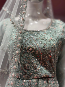 Elegante lehenga con adornos y piedras de jarkan sobre tela de red en tonos claros con gran volumen para fiestas. - Product Image 1