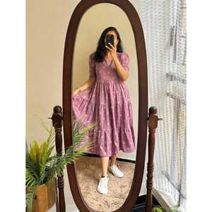 Slip Effortless Charm This Mauve Cotton Midi Dress Estampados florales delicados con medias mangas abullonadas Fiesta de diseño reversible - Product Image 1