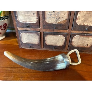 Ouvre-bouteille en corne de buffle avec poignée rustique en corne artisanale - Product Image 1