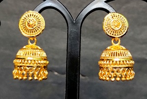 Juego de pendientes a precios de fábrica con aretes elegantes de diseño moderno con forma redonda chapada en oro de 22 quilates a la venta - Product Image 3